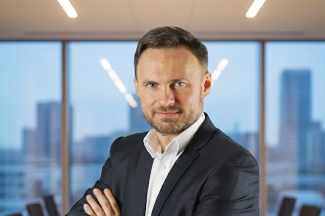 Sprzedaż nieruchomości: Jeden konkretny agent czy pięciu przypadkowych? Wyjaśniamy, co się bardziej opłaca